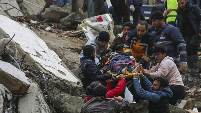 Survei geologi AS memprediksi korban tewas gempa Turki bisa tembus 10 ribu orang. (IHA agency via AP