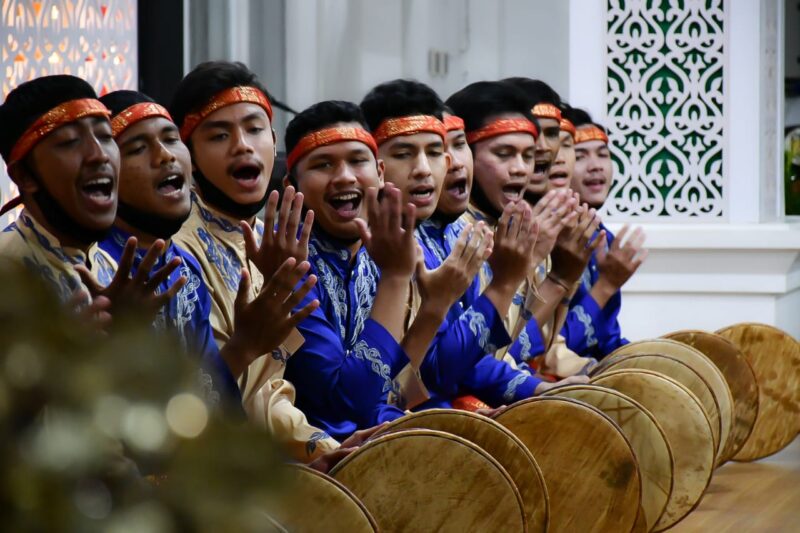 Pertunjukan Rapa'i Geleng pada acara Malam penyambutan peserta Pra Kongres JKPI ke-V di Kota Banda Aceh pada Minggu (28/3/21) malam
Foto: bandaacehkota.go.id