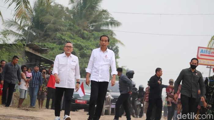 Jokowi dan Zulkifli Hasan saat mengecek Jalan Raya Seputih Raman, Kabupaten Lampung Tengah. (Tommy/detikSumut)