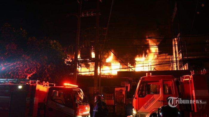 Petugas pemadam kebakaran berusaha memadamkan api di pusat perbelanjaan Malang Plaza, Kota Malang, Jawa Timur, Selasa (2/5/2023)
Foto: tribunnews.com | SURYA/PURWANTO