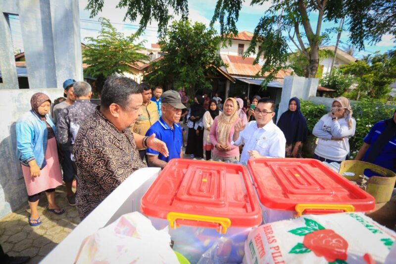 Pj Wali Kota Banda Aceh Bakri Siddiq menyerahkan bantuan masa panik bagi tiga kepala keluarga yang menjadi korban kebakaran di Jalan TP Polem, Kampung Mulia, Kecamatan Kuta Alam | Foto: Humas Pemko Banda Aceh