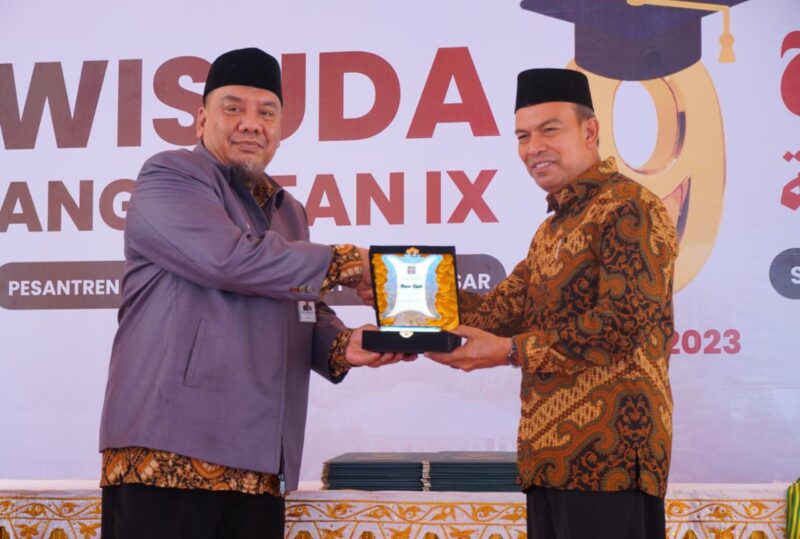 Pj Bupati Aceh Besar melalui Sekretaris Dinas Pendidikan Dayah Hasanuddin, menerima Cinderamata dari pimpinan Yayasan Lajnah Khairiyah Andi Muhammad Arif pada saat Wisuda Angkatan Ke-9 Santri Pesantren Imam Syafii di Sibreh, Kecamatan Sukamakmur, Sabtu (27/6/2023)