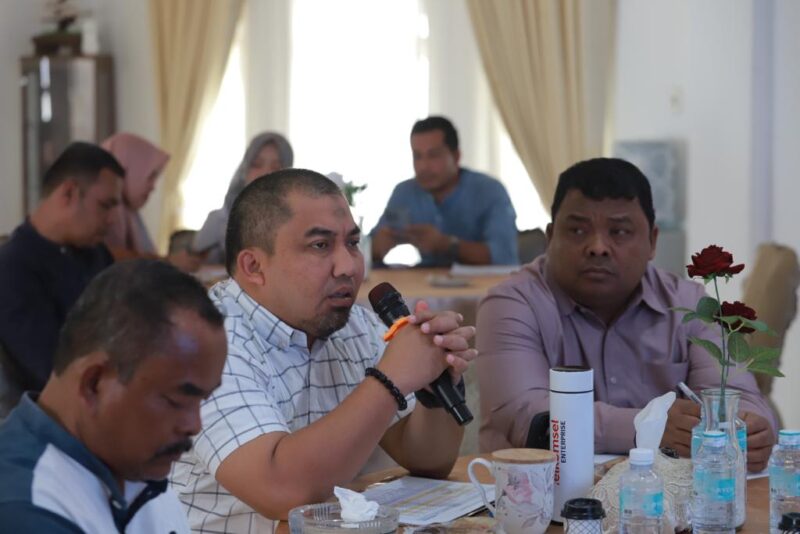 Pj Bupati Aceh Besar Muhammad Iswanto SSTP MM memberikan arahan pada rapat Intensifikasi dan Realisasi PAD di Meuligoe Bupati Aceh Besar, Kota Jantho, Kamis (1/9/2023).   FOTO/MC ACEH BESAR