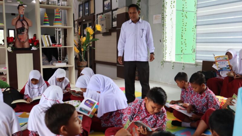 Kepala Dinas Perpustakaan dan Kearsipan Aceh Besar Fazlun SH MT mendampingi siswa pengenalan Perpustakaan umum, di Disperpusip Aceh Besar, Kota Jantho, Senin (11/9/2023).   FOTO/ DOK DISPERPUSIP ACEH BESAR