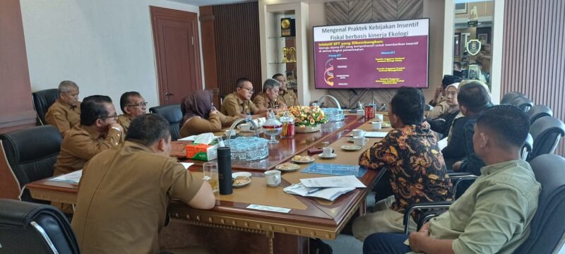 Pj Bupati Aceh Besar Muhammad Iswanto, S.STP MM menerima audiensi Badan Pekerja GeRAK Aceh yang dipimpin koordinatornya, Askhalani di ruang kerja Bupati Aceh Besar, Selasa (12/9/2023). FOTO/ PROKOPIM PEMKAB ACEH BESAR